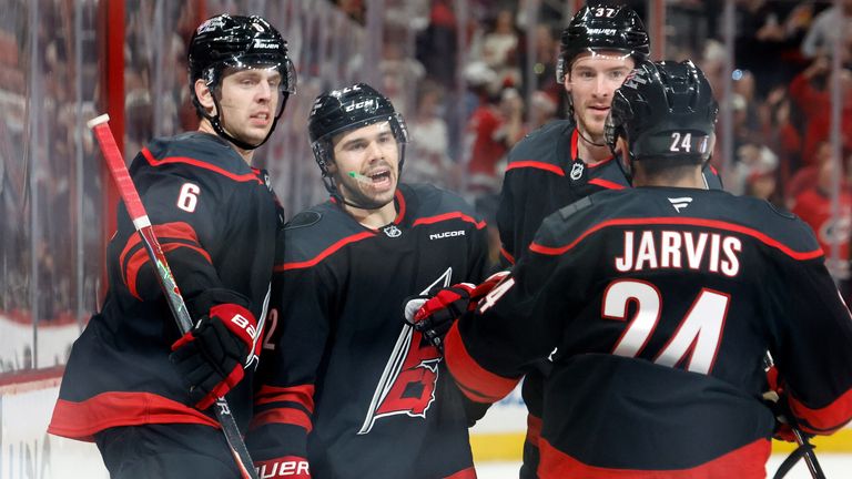 Die Hurricanes-Spieler feiern den Sieg über die Flyers. 
