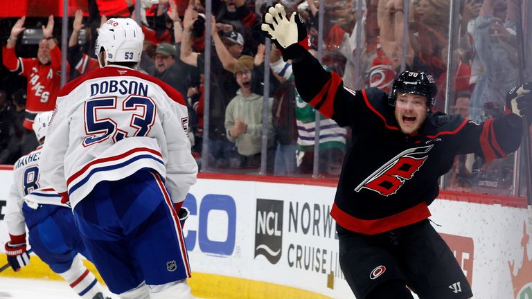 Eric Robinson von den Carolina Hurricanes (r.) bejubelt den Treffer seines Teamkollegen Nikolaj Ehlers in der Verlängerung gegen Montreal. 