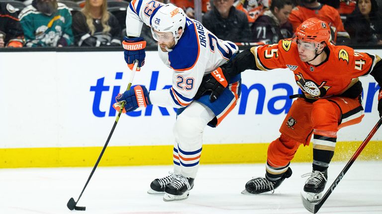 Leon Draisaitl (l.) und die Edmonton Oilers scheitern in den NHL-Playoffs an den Anaheim Ducks.
