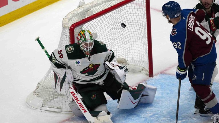Nathan MacKinnon (r.) bezwingt Wild-Keeper Jesper Wallstedt.