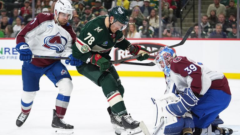 Minnesotas Nico Sturm (m.) im Spiel gegen Colorado.