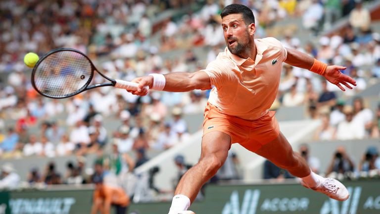 Novak Djokovic bei den French Open 2026 in Aktion.