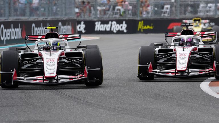 Ungewisse Zukunft bei Haas: Oliver Bearman (l.) und Esteban Ocon könnten beide ihre letzte Saison für den US-Rennstall fahren.