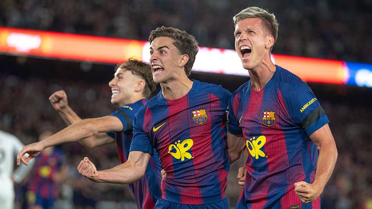 Dani Olmo (von r.), Gavi und Fermin Lopez bejubeln ein Tor des FC Barcelona.