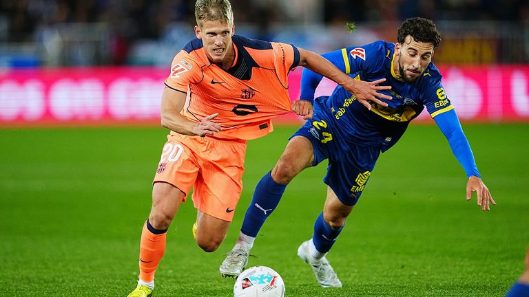 Barcelona-Star Dani Olmo (l.) im Duell mit Alaves-Verteidiger Victor Parada.