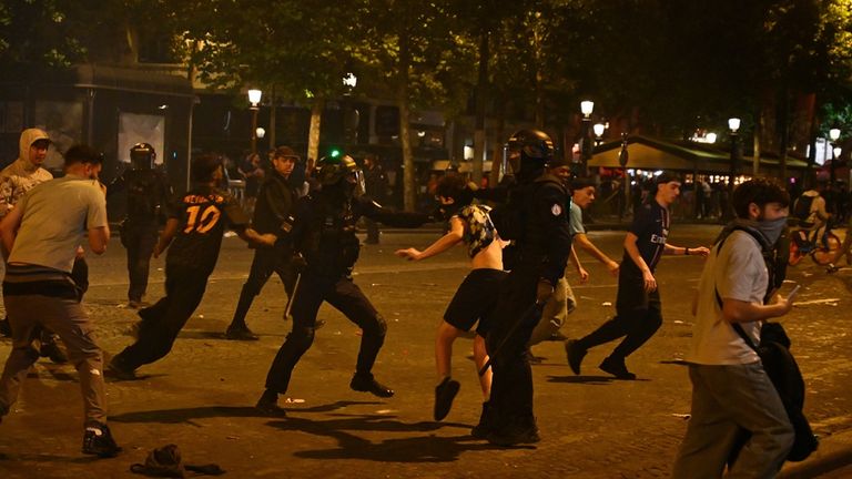 In Paris aber auch in anderen Teilen Frankreichs kam es nach dem Champions-League-Sieg von PSG zu teils heftigen Krawallen.