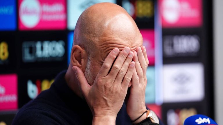 Pep Guardiola beantwortet Fragen zu einem eventuellem Abgang von Manchester City.