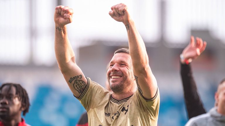 Lukas Podolski wurde bei seinem letzten Spiel für Zabrze frenetisch verabschiedet.