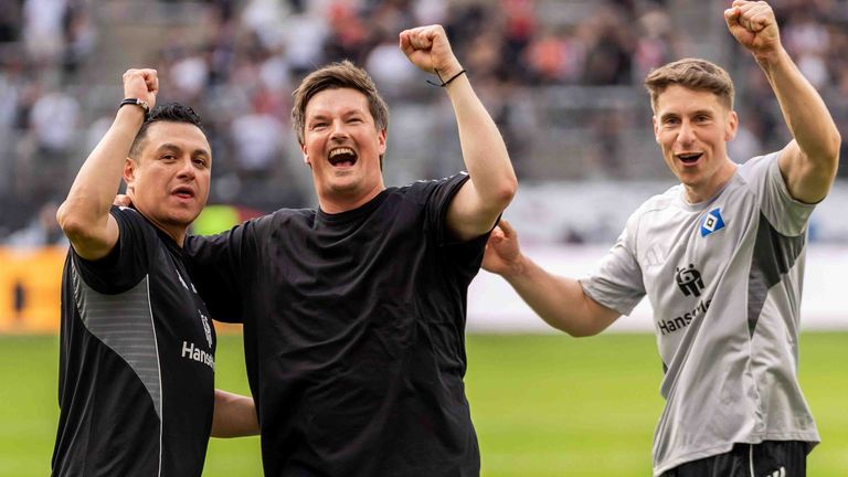 Betreuer Ramiro Guerron (l.), Merlin Polzin (M.) und Co-Trainer Loic Fave feiern den Sieg gegen Eintracht Frankfurt.