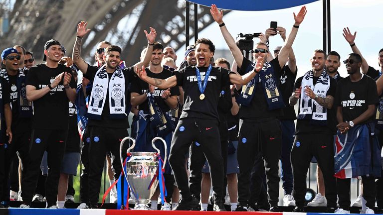 PSG feiert den Triumph in der Champions League im Schatten des Eifelturms in Paris.