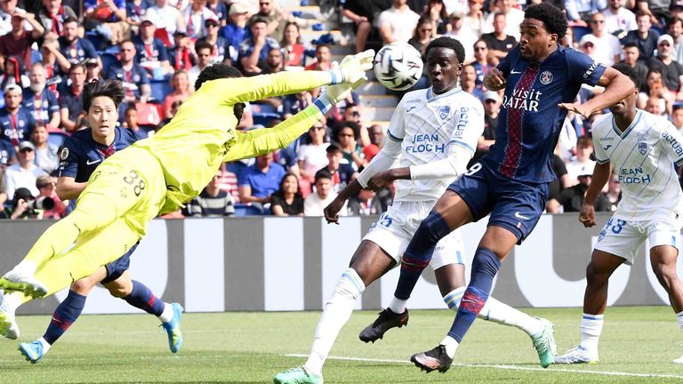 Paris Saint-Germain patzt gegen den FC Lorient vor dem Bayern-Duell in der Champions League.
