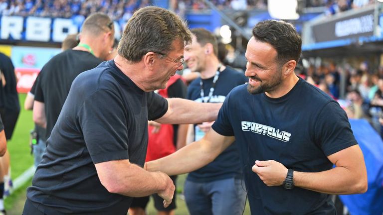 Trainer Dieter Hecking und Ralf Kettemann begrüßen sich vor dem Relegationsspiel zwischen dem VfL Wolfsburg und SC Paderborn.