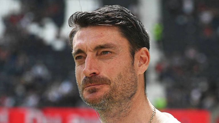Albert Riera kassierte gegen den HSV zuletzt einen weiteren Nackenschlag. 