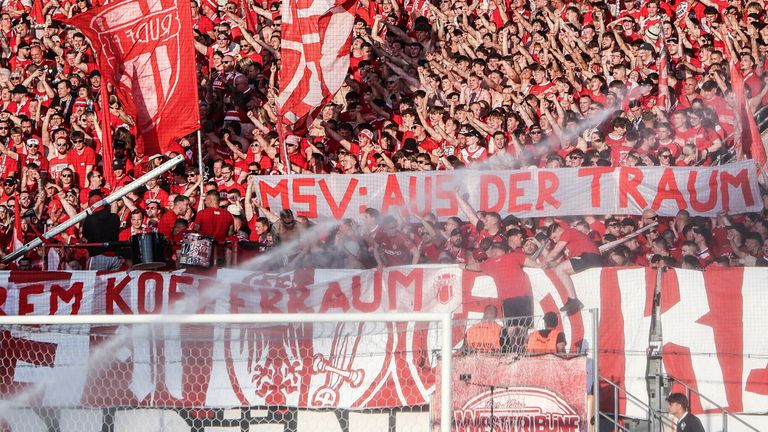 Fans von RW Essen präsentieren den mutmaßlich geklauten Torpfosten aus Duisburg (links im Bild zu sehen).