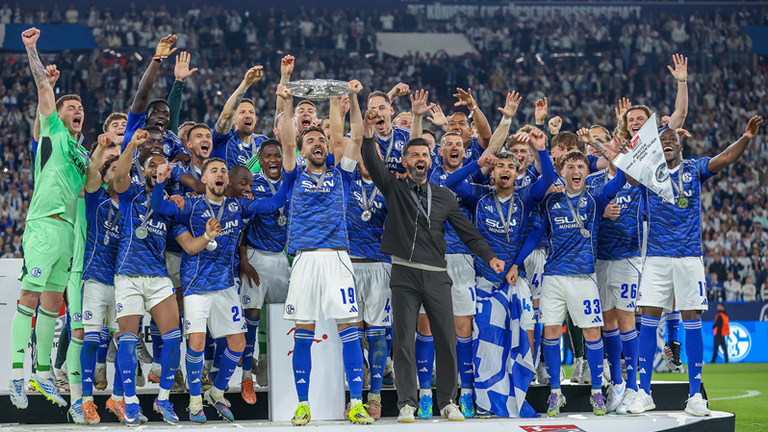 Schalke 04 spielt ab der kommenden Saison wieder erstklassig. Drei Jahre nach dem Abstieg sichern sich die Königsblauen den Zweitliga-Titel.
