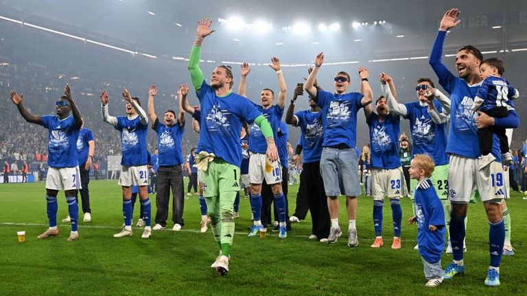 Schalke 04 steht als erster Aufsteiger in die Bundesliga fest.