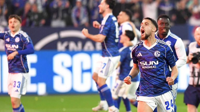 Schalke 04 bejubelt den Treffer gegen Fortuna Düsseldorf. 