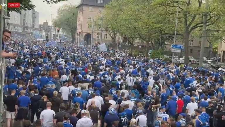 Zahlreiche Schalke-Fans machen sich gemeinsam zum Heimspiel gegen Düsseldorf auf. 