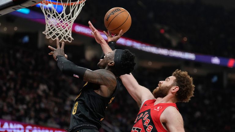 Dennis Schröder (l.) ist mit den Cavs eine Runde weiter.