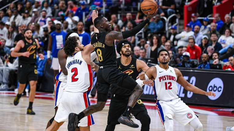 Dennis Schröder (m.) verliert mit den Cavs Spiel 1.