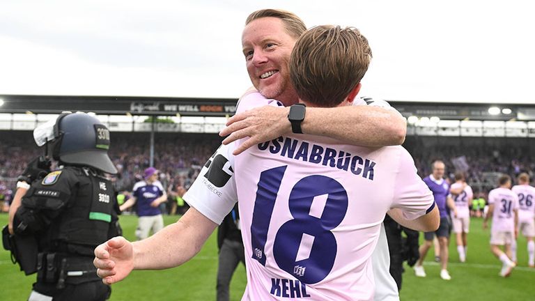 Osnabrück-Trainer Timo Schultz umarmt seinen Schützling Lars Kehl.
