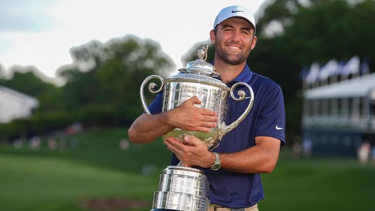 Scottie Scheffler mit der Wanamaker Trophy im Arm als Sieger der PGA Championship 2025.
