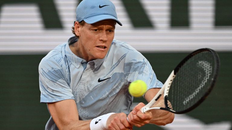 Jannik Sinner feiert einen gelungenen French-Open-Auftakt.