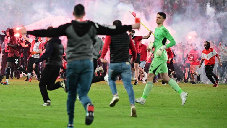 Slavia-Fans stürmen auf den Rasen.
