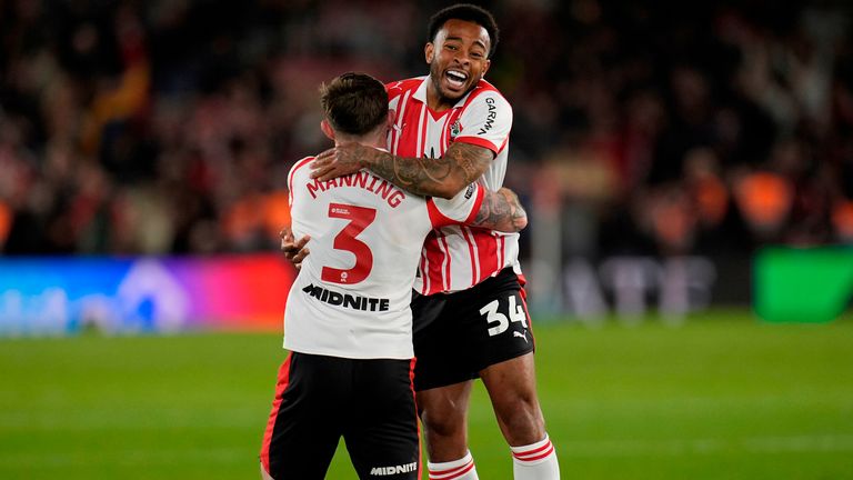 Southampton's Welington (r.) und Ryan Manning (l.) jubeln über das Erreichen des Play-Off-Finals. Am 23. Mai geht es hier gegen Hull City.