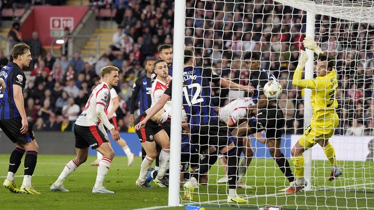 Der FC Southampton (weiß-rote Trikots) zieht dank des Siegs gegen Middlesbrough ins Finale um den PL-Aufstieg ein.