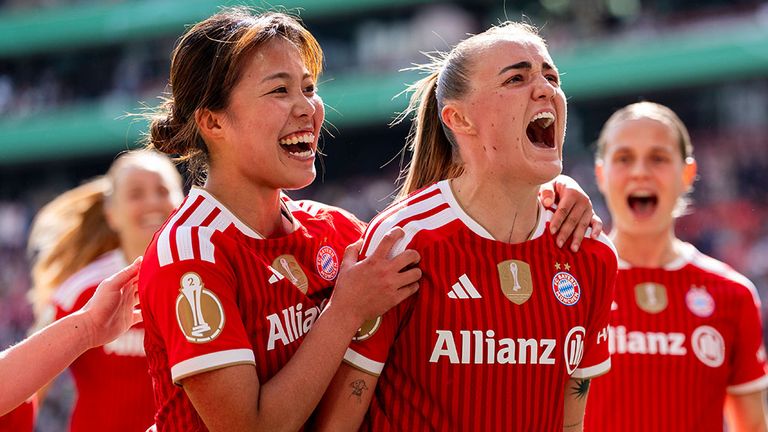 Momoko Tanikawa (l.) freut sich mit Bayern-Torschützin Georgia Stanway.