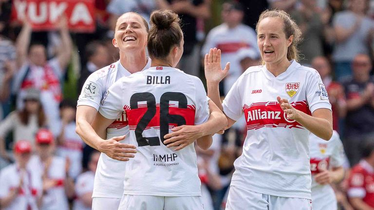 Nicole Billa jubelt mit Julia Glaser und Fabienne Dongus über den Aufstieg in die Bundesliga.