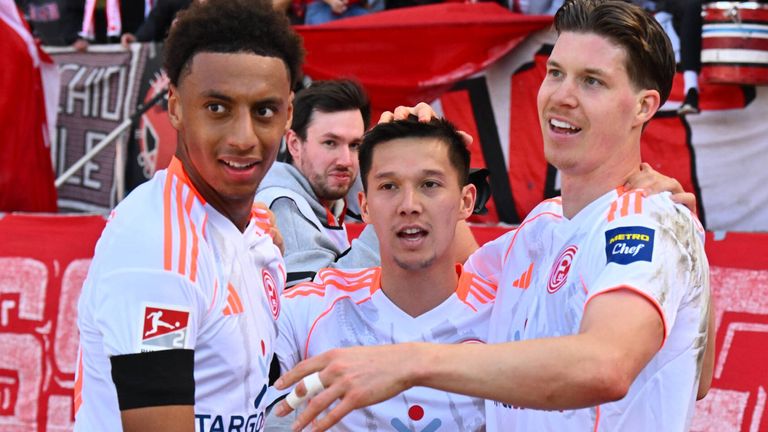 Der FC Schalke 04 beschäftigt sich intensiv mit Düsseldorfs Abräumer Satoshi Tanaka (M.). Auch Stürmer Cedric Itten (r.) ist ein Thema. 