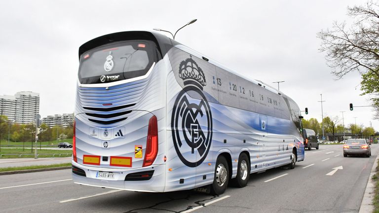 Der Teambus von Real Madrid ist demoliert worden.