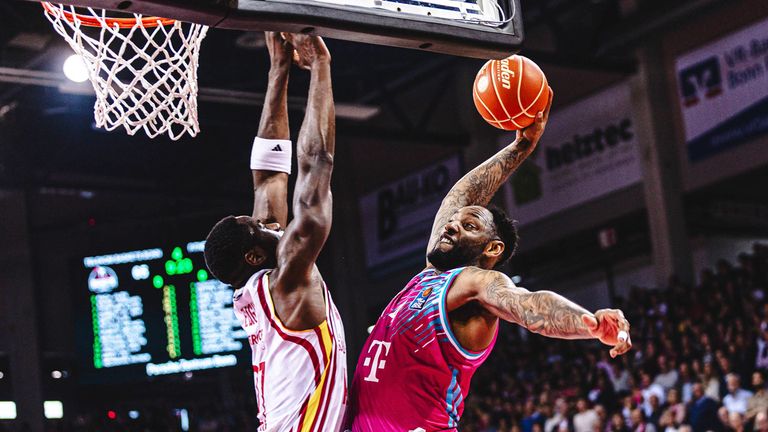 Die Telekom Baskets Bonn besiegen die Würzburg Baskets.