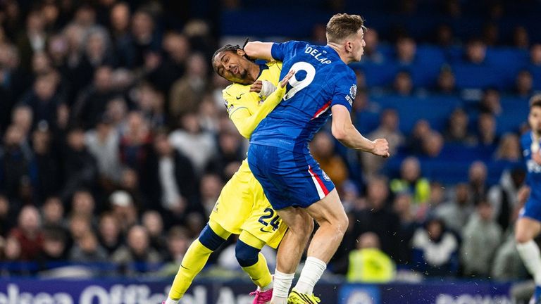 Spence (Tottenham) gegen Delap (Chelsea) - am Ende gewannen die Blues 2:1 und vergrößerten damit die Abstiegssorgen der Spurs.