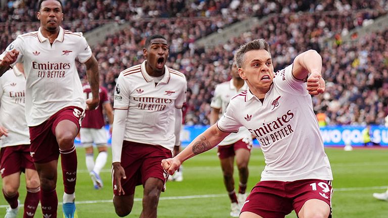 Torschütze Leandro Trossard (r.) sorgt für großen Jubel beim FC Arsenal.