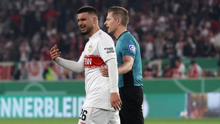 Am Samstag kommt es zum Wiedersehen zwischen VfB-Stürmer Deniz Undav und Schiedsrichter Tobias Welz (r.).