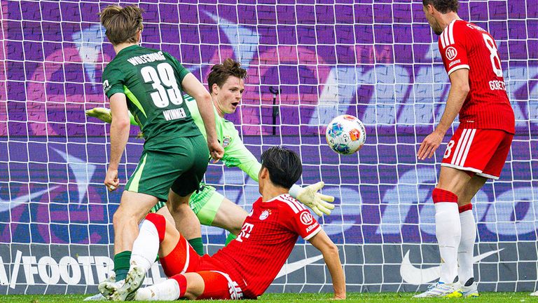 Bayern-Torwart Jonas Urbig (2. von r.) mit einer Parade gegen den VfL Wolfsburg.