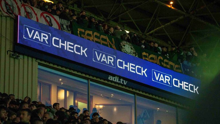 VAR-Check beim FC Motherwell: Celtic bekommt einen Elfmeter- und versetzt die Rivalen der Hearts in Aufruhr.