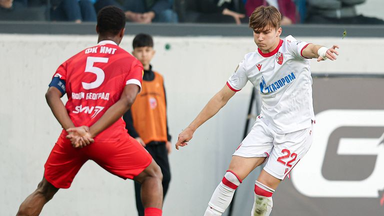 Ein heiß begehrtes Talent: Vasilije Kostov (r.) von Roter Stern Belgrad.