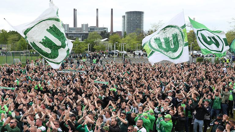 Die Freude bei den Fans des Wolfsburg über die Änderung des Vereinswappens dürfte sehr groß gewesen sein.