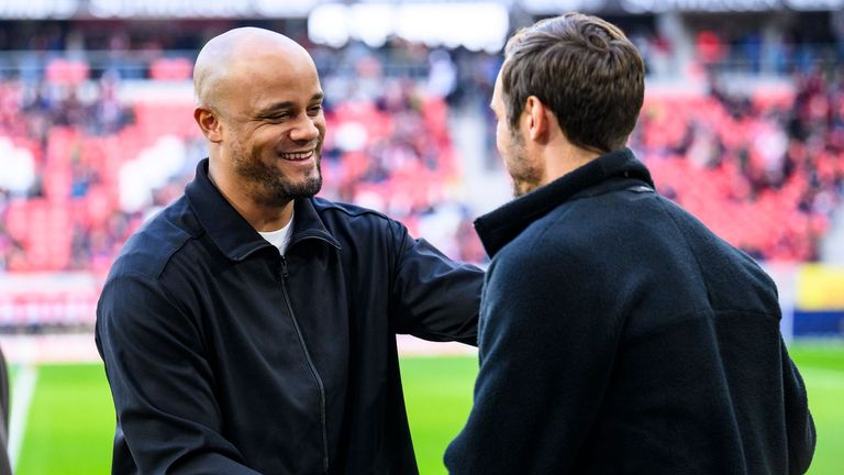 Vincent Kompany (l.) rühmt den SC Freriburg und Coach Julian Schuster.