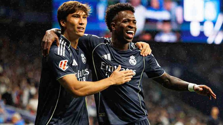 Vinicius Junior (r.) erzielt beim Sieg in Barcelona zwei Treffer.
