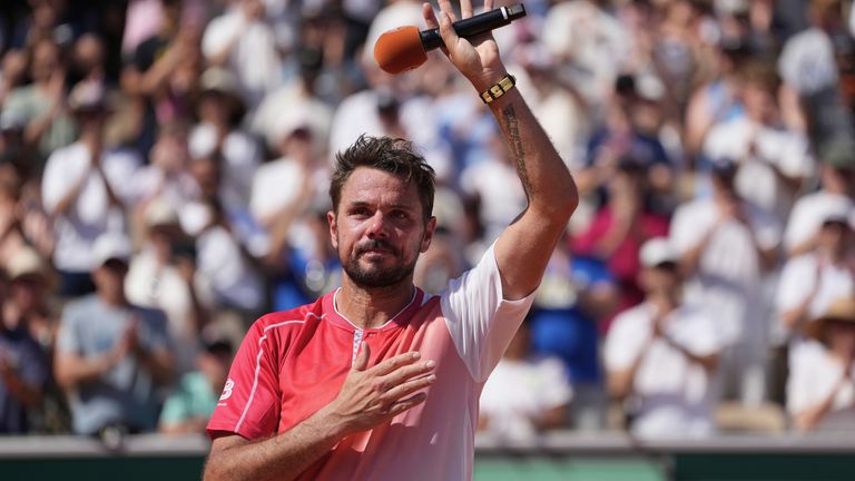 Stan Wawrinka verabschiedet sich von Fans in Paris nach seiner Pleite. 