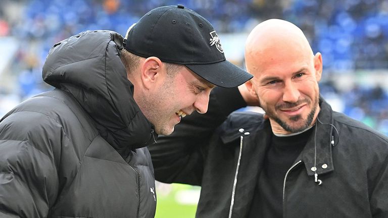 Hoffenheim-Trainer Christian Ilzer (r.) im Gespräch mit Leipzig-Coach Ole Werner.