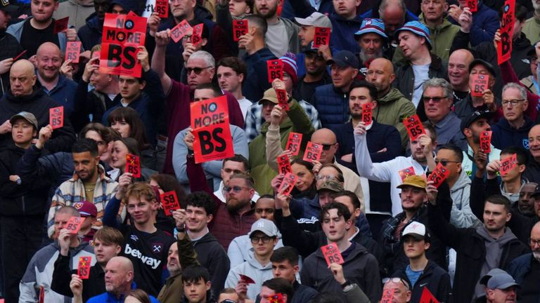 West-Ham-Fans protestieren beim Spiel gegen Arsenal.
