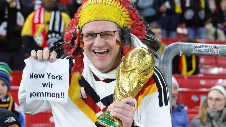Ob die hohen Transportkosten zur WM 2026 diesen Fan stören werden?