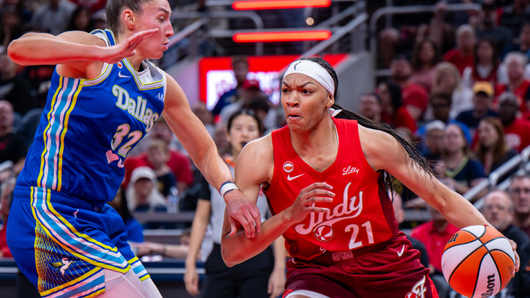Indiana Fever forward-center Makayla Timpson (r.) im Duell gegen Dallas Wings forward Alysha Clark (l.). Am 13. Mai trifft Indiana auf LA.