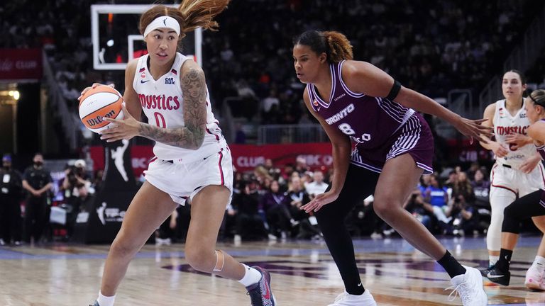Nyara Sabally (r.) verliert mit Toronto Tempo den Saisonauftakt in der WNBA gegen Washington Mystics.